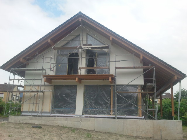 Putzarbeiten an der Fassade - Die Fassade in Lage glänzt nun in einem neuen Licht. Die Arbeiten sind abgeschlossen.