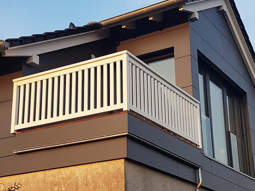 Balkon – mit Geländer aus Holz, Edelstahl oder mit Glas - Eine Wohlfühloase an der frischen Luft zum Sonne tanken, Frühstücken, Entspannen oder Hobbygärtnern.