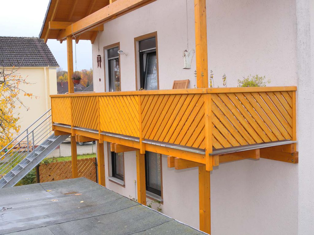 Balkon – mit Geländer aus Holz, Edelstahl oder mit Glas - Eine Wohlfühloase an der frischen Luft zum Sonne tanken, Frühstücken, Entspannen oder Hobbygärtnern.