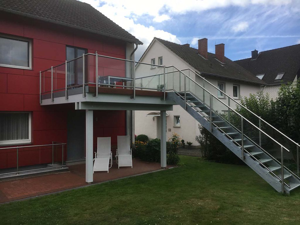 Balkon – mit Geländer aus Holz, Edelstahl oder mit Glas - Eine Wohlfühloase an der frischen Luft zum Sonne tanken, Frühstücken, Entspannen oder Hobbygärtnern.