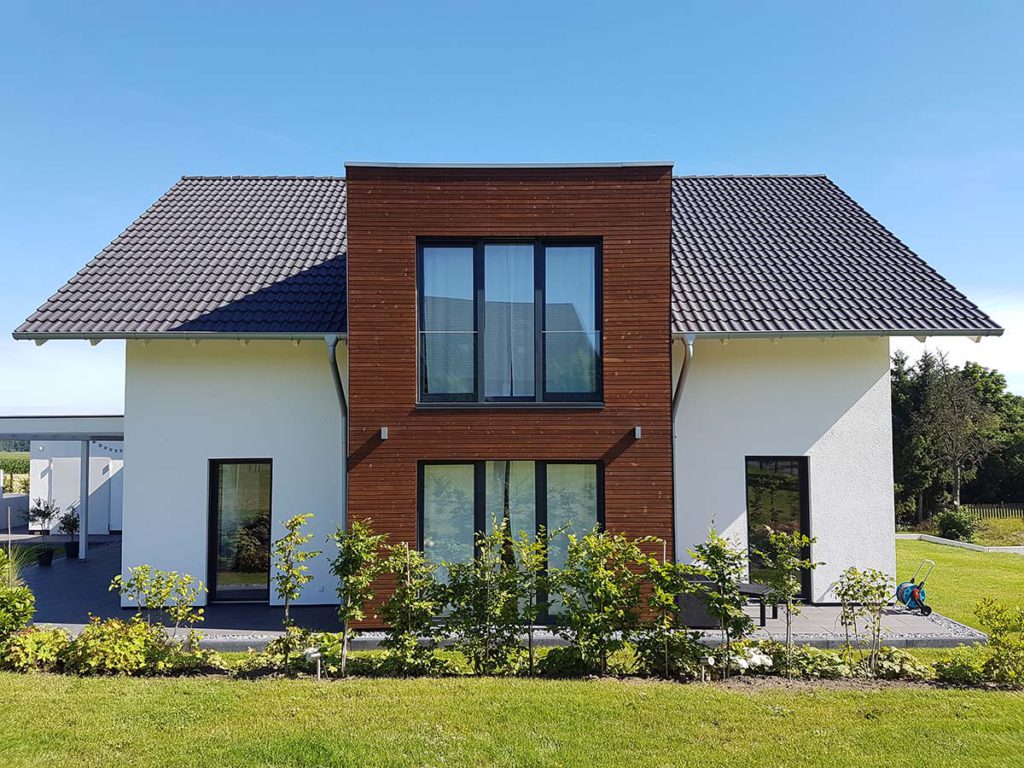 Fertighaus im Holzrahmenbau vom Holzbau-Spezialisten in Ostwestfalen - Holz – der natürlichste Baustoff, den es gibt. Ökologisch wertvoll, zeitgemäß und ungeheuer vielseitig. Ihr Traumhaus soll ein Holzhaus sein?