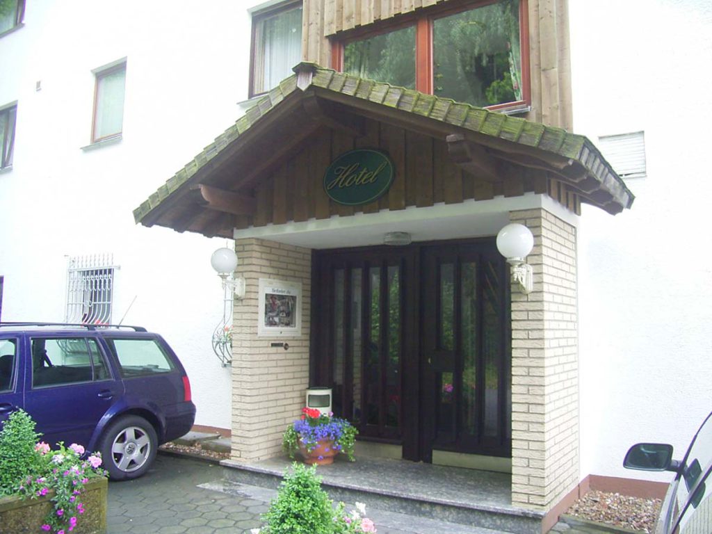 Ihre Terassenüberdachung oder Vordach aus Holz und Glas - Der Regen prasselt auf Ihre Terrasse? Sie wollen trockenen Fußes in Ihr Haus oder Ihren Keller gelangen?