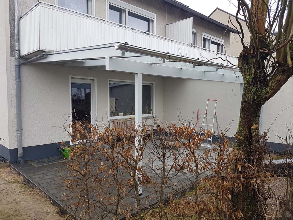 Ihre Terassenüberdachung oder Vordach aus Holz und Glas - Der Regen prasselt auf Ihre Terrasse? Sie wollen trockenen Fußes in Ihr Haus oder Ihren Keller gelangen?