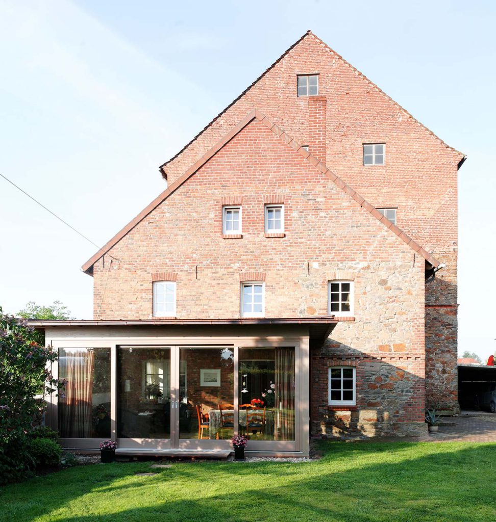 Wintergarten aus Holz und Glas im modernen Design - Ihr Gebäude soll mit einem schicken und funktionellen Wintergarten aufgewertet werden? Sie möchten Helligkeit und Sonne auch in der kälteren Jahreszeit genießen?