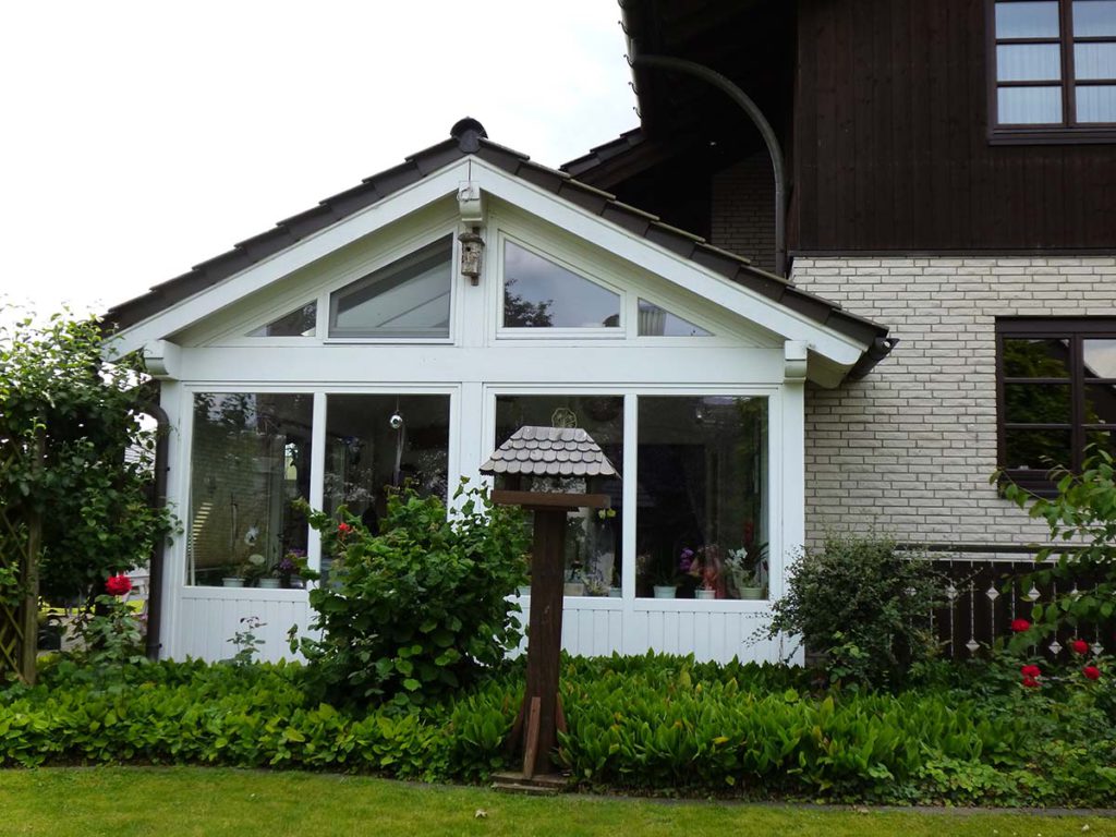 Wintergarten aus Holz und Glas im modernen Design - Ihr Gebäude soll mit einem schicken und funktionellen Wintergarten aufgewertet werden? Sie möchten Helligkeit und Sonne auch in der kälteren Jahreszeit genießen?