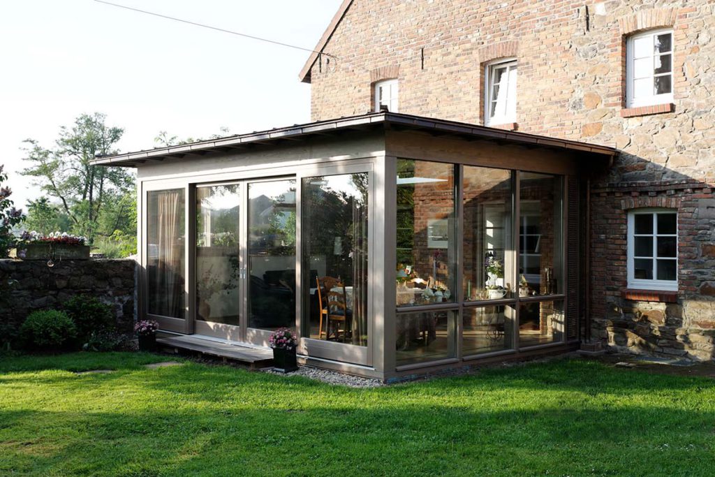 Wintergarten aus Holz und Glas im modernen Design - Ihr Gebäude soll mit einem schicken und funktionellen Wintergarten aufgewertet werden? Sie möchten Helligkeit und Sonne auch in der kälteren Jahreszeit genießen?