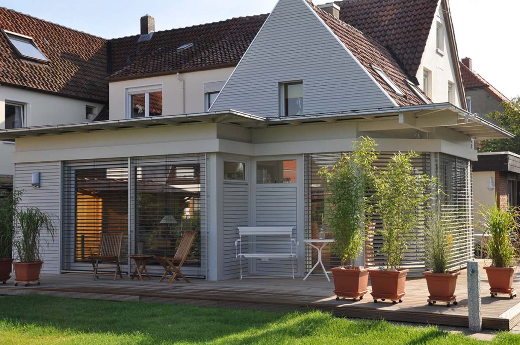 Wintergarten aus Holz und Glas im modernen Design - Ihr Gebäude soll mit einem schicken und funktionellen Wintergarten aufgewertet werden? Sie möchten Helligkeit und Sonne auch in der kälteren Jahreszeit genießen?