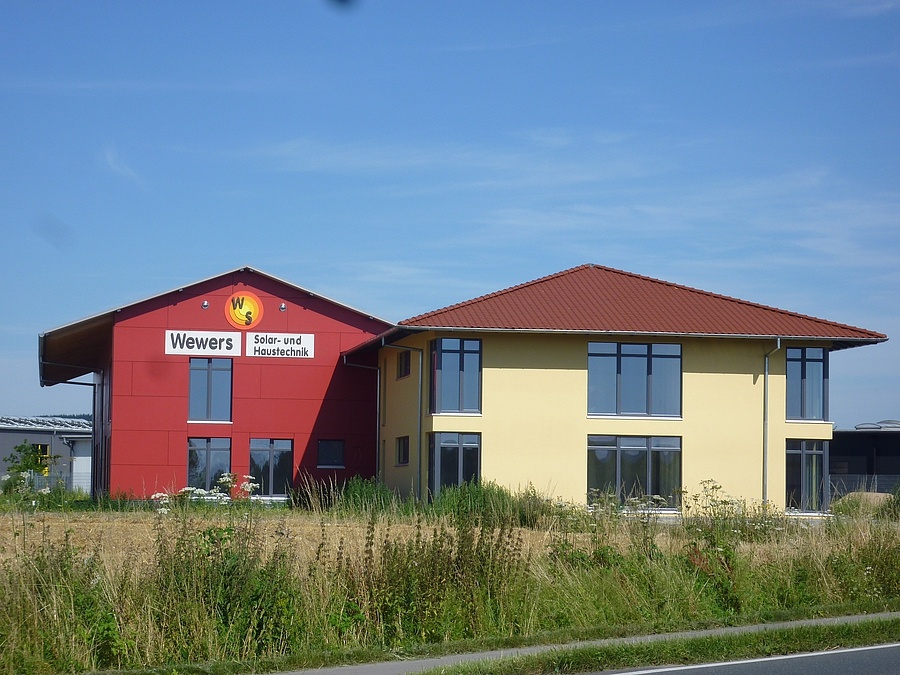 Errichtung eines Bürogebäudes in Passivbauweise mit Lagerhalle - Für die Firma Wewers wurde eine Bürogebäude in Passivbauweise mit Lagerhalle fertig errichtet.