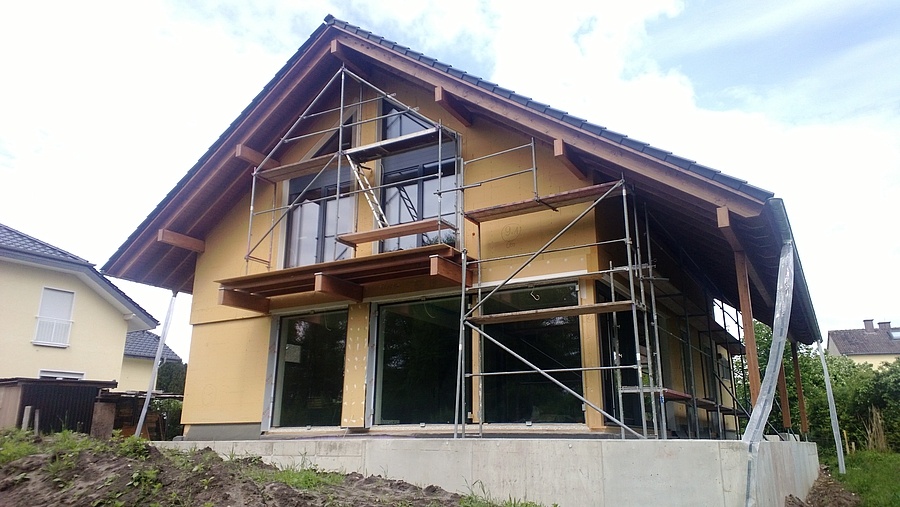 Einfamilienhaus aus Holz - Schulze Holzbau hat mit den Monatearbeiten an einem Einfamilienhaus in Lage begonnen.