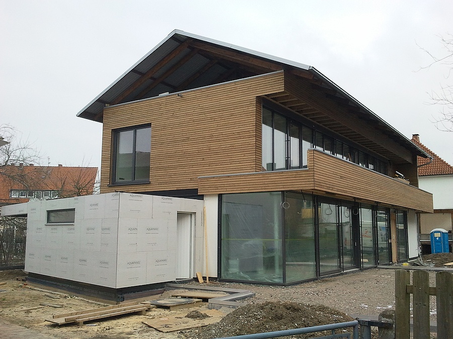 Designhaus aus Holz in Spenge - Die Fassadenarbeiten in Spenge wurden fertiggestellt.