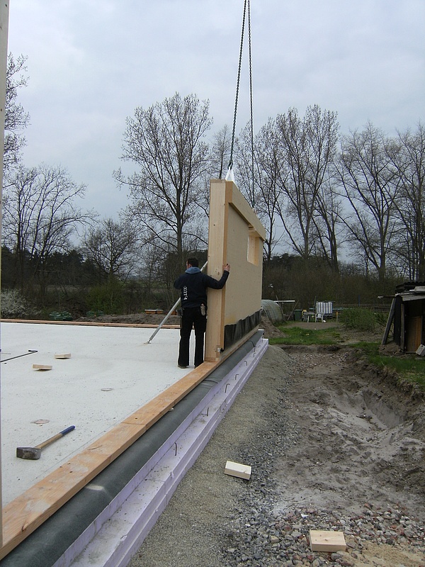 Einfamilienhaus in Lage - Die Montagearbeiten an einem Einfamilienhaus in Lage haben begonnen.