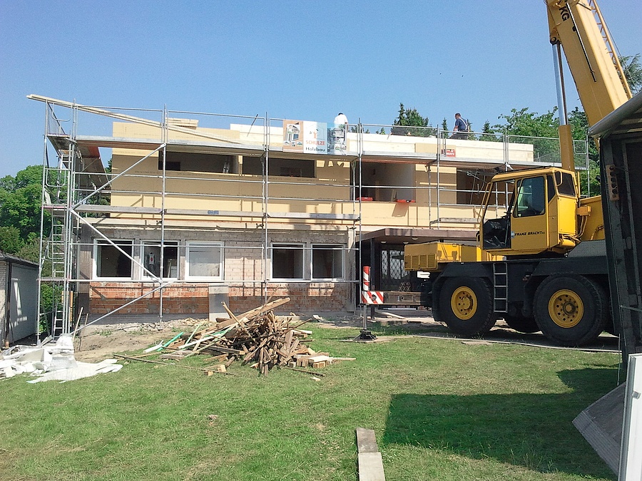 Aufstockung aus Holz in Bad Salzuflen - Montage einer Aufstockung in Holzrahmenbauweise mit flach geneigtem Walmdach.