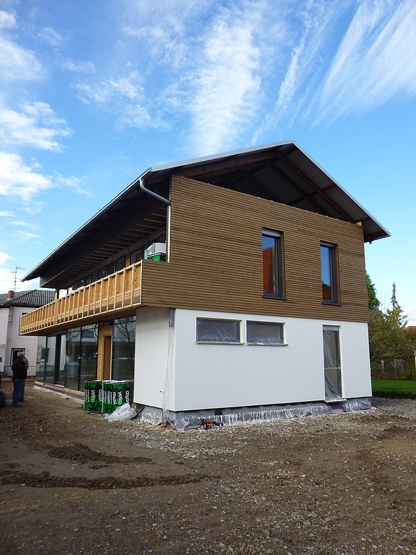 Designhaus aus Holz in Spenge - Die Fassadenarbeiten in Spenge wurden fertiggestellt.