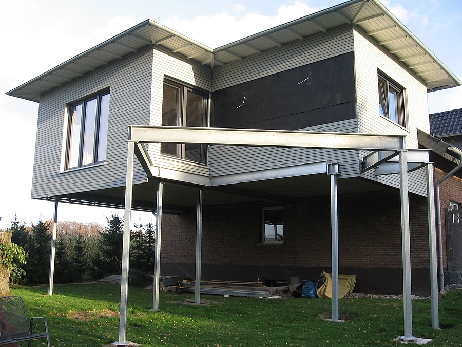 Anbau in Voßheide (Lemgo) - Anbau an ein Obergeschoss eines Zweifamilienhauses auf einer Stahlkonstruktion.