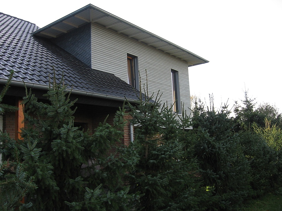 Anbau in Voßheide (Lemgo) - Anbau an ein Obergeschoss eines Zweifamilienhauses auf einer Stahlkonstruktion.