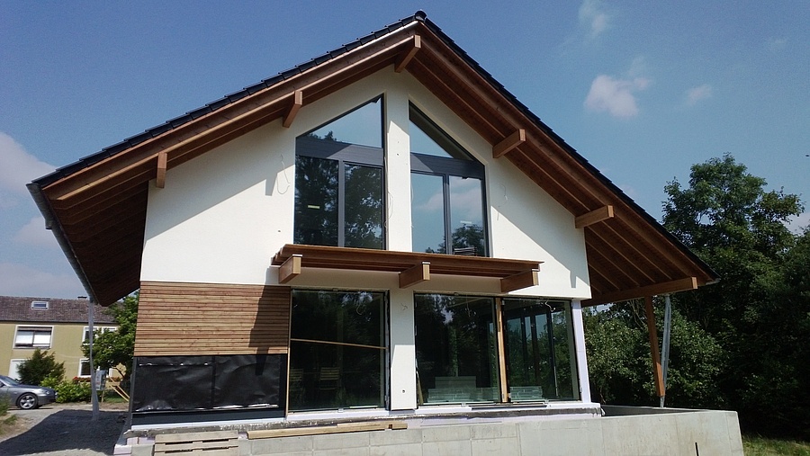 Fassadenarbeiten am modernen Fertighaus - Die Fassadenarbeiten an einem Einfamilienhaus in Lage sind abgeschlossen.