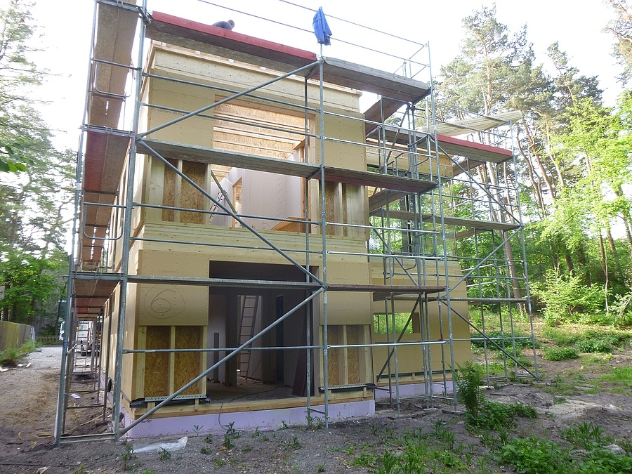 Einfamilienhaus aus Holz in Detmold - Die Dachkonstruktion des Einfamilienhauses in Detmold wurde montiert.