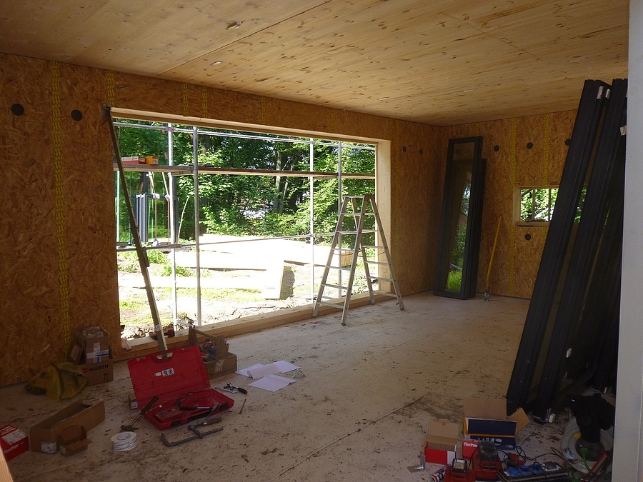 Holzrahmenbau in Detmold - Montagebeginn eines Einfamilienhauses in Holzrahmenbauweise - Montage des Erdgeschosses und der Brettsperrholzdecke