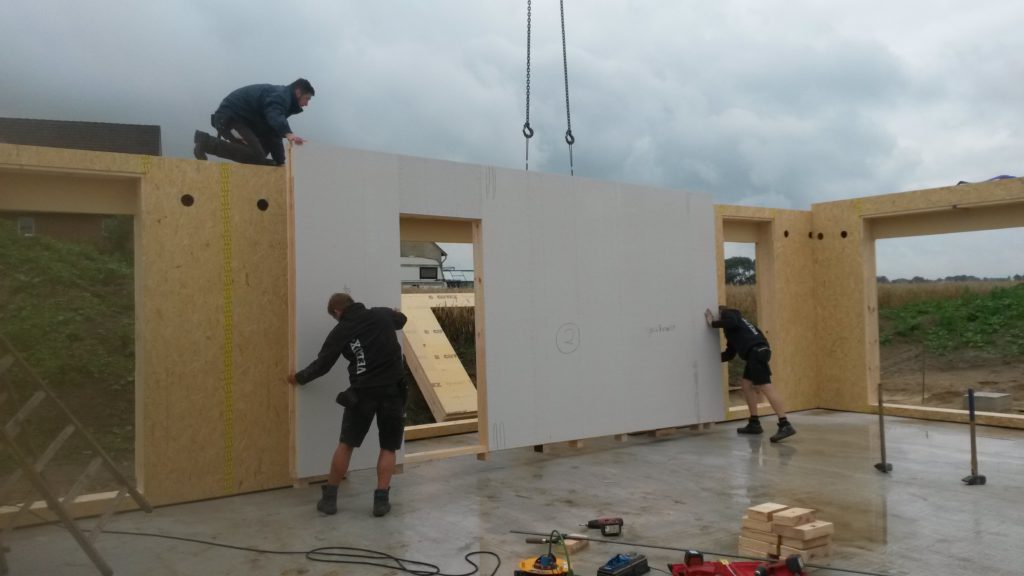 Modernes Einfamilienhaus in Holzrahmenbauweise - Diese Woche wurde das Haus montiert