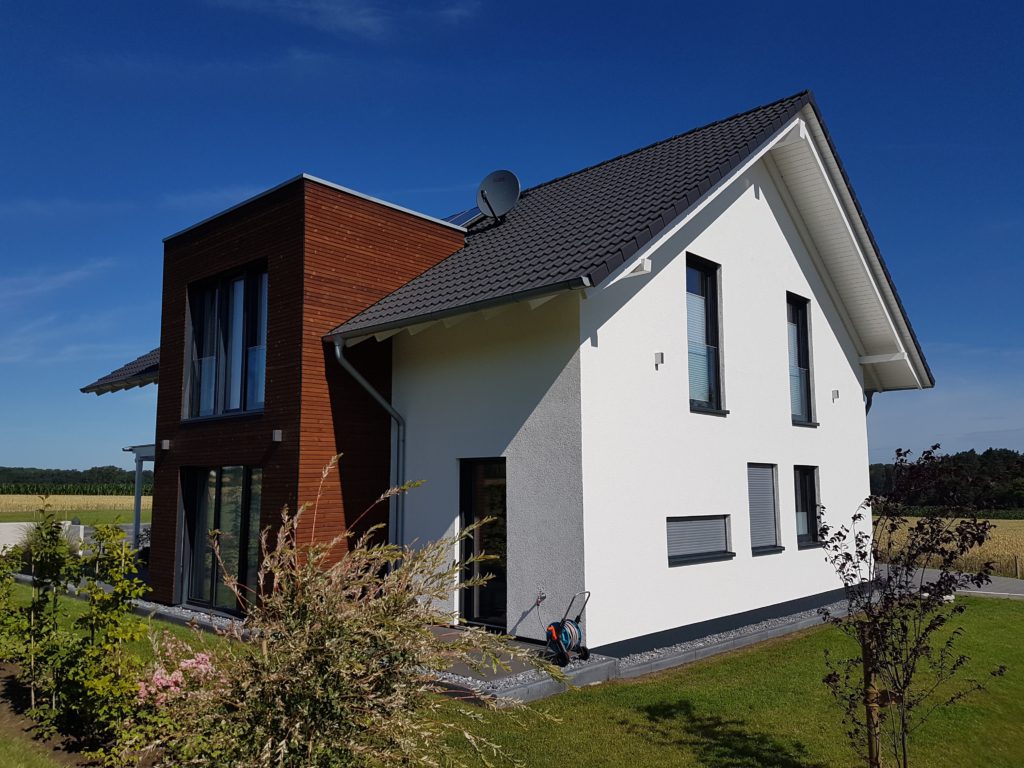 Ein moderner Klassiker mit klaren Linien - Dieses Einfamilienhaus mit Satteldach, weißer Putzfassade und schnörkelloser Architektur besitzt als Akzent einen Flachdach-Erker mit Lärchenholzverschalung.