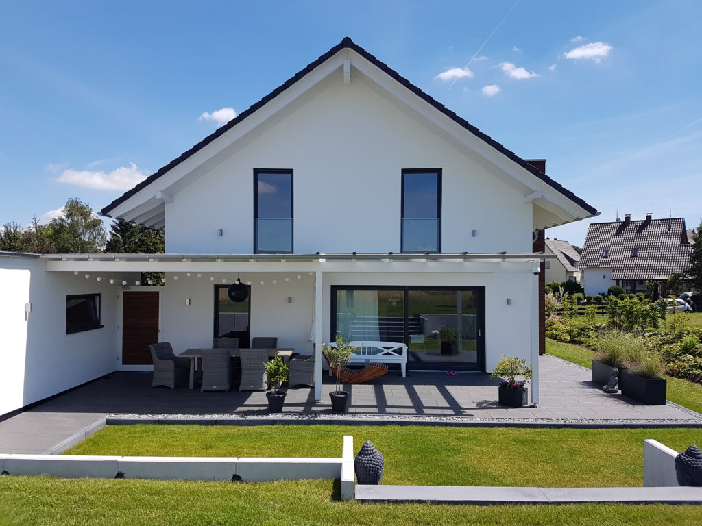 Ein moderner Klassiker mit klaren Linien - Dieses Einfamilienhaus mit Satteldach, weißer Putzfassade und schnörkelloser Architektur besitzt als Akzent einen Flachdach-Erker mit Lärchenholzverschalung.