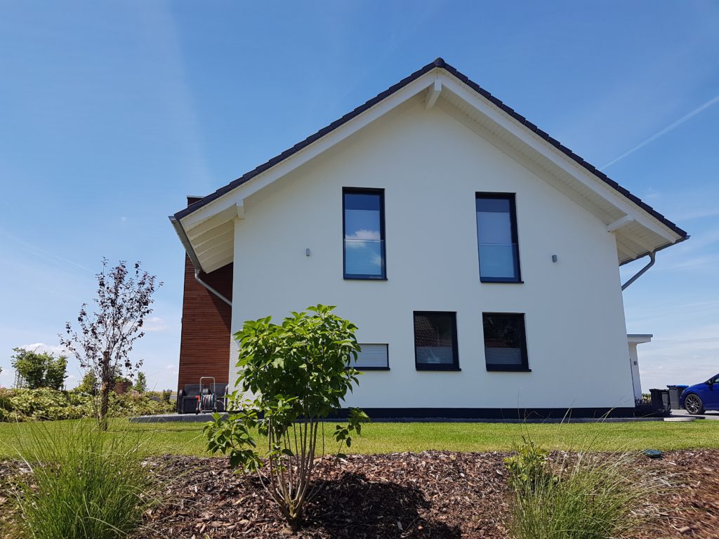 Ein moderner Klassiker mit klaren Linien - Dieses Einfamilienhaus mit Satteldach, weißer Putzfassade und schnörkelloser Architektur besitzt als Akzent einen Flachdach-Erker mit Lärchenholzverschalung.