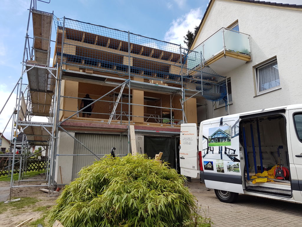 Aufstockung einer Garage und Anbau an ein Wohnhaus - Aufstockung in Holzrahmenbauweise