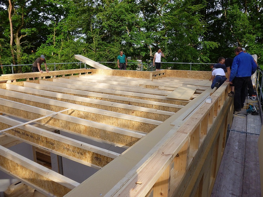 Einfamilienhaus aus Holz in Detmold - Die Dachkonstruktion des Einfamilienhauses in Detmold wurde montiert.