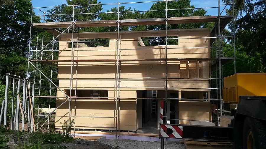 Fertig-Holzhaus in Detmold - Das Einfamilienhaus nimmt nun mit seinem Obergeschoss immer mehr Form an.
