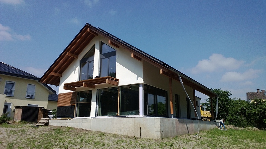 Fassadenarbeiten am modernen Fertighaus - Die Fassadenarbeiten an einem Einfamilienhaus in Lage sind abgeschlossen.
