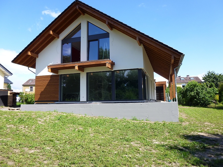 Ein neues Fertighaus in Lage - Die Fassadenarbeiten an dem Einfamilienhaus in Lage sind abgeschlossen. Zusätzlich wurde auch noch ein Carport montiert.