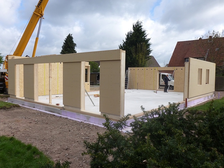 Einfamilienhaus – Bungalow in Holzrahmenbauweise - Der Montagebeginn eines Bungalows in Holzrahmenbauweise hat begonnen.