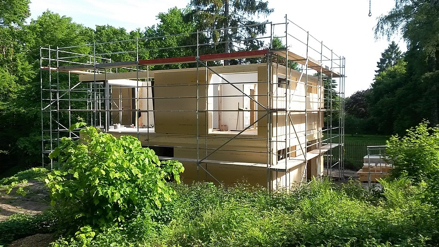 Fertig-Holzhaus in Detmold - Das Einfamilienhaus nimmt nun mit seinem Obergeschoss immer mehr Form an.