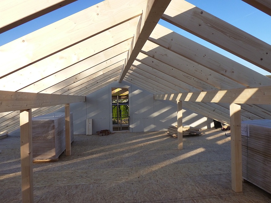 Einfamilienhaus – Bungalow in Holzrahmenbauweise - Der Montagebeginn eines Bungalows in Holzrahmenbauweise hat begonnen.