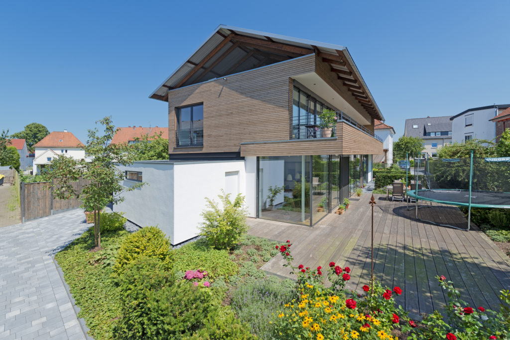 Fertighaus im Holzrahmenbau vom Holzbau-Spezialisten in Ostwestfalen - Holz – der natürlichste Baustoff, den es gibt. Ökologisch wertvoll, zeitgemäß und ungeheuer vielseitig. Ihr Traumhaus soll ein Holzhaus sein?