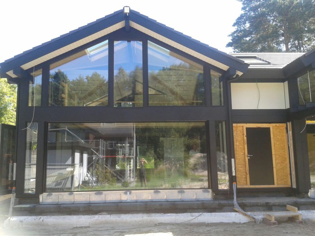Das etwas andere Detmolder Fachwerkhaus - Holzskeletthaus mit versenkbaren Glasfronten und Autohebebühne