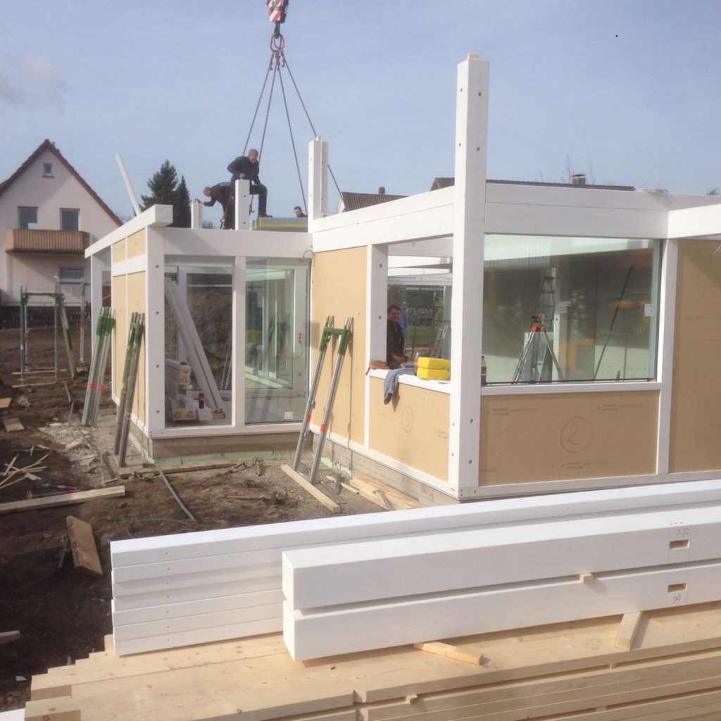 Holzskelettbau in Minden - Bei perfektem Wetter stellen wir gerade das nächste Traumhaus auf!