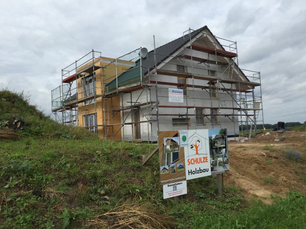 Die Putzarbeiten beginnen - Heute beginnen die Putzarbeiten bei dem Einfamilienhaus in Holzrahmenbauweise in Lage