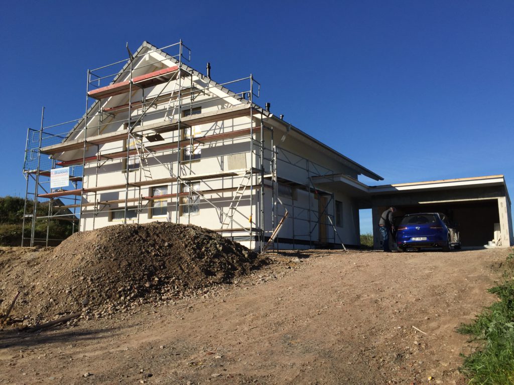 Die Putzarbeiten beginnen - Heute beginnen die Putzarbeiten bei dem Einfamilienhaus in Holzrahmenbauweise in Lage