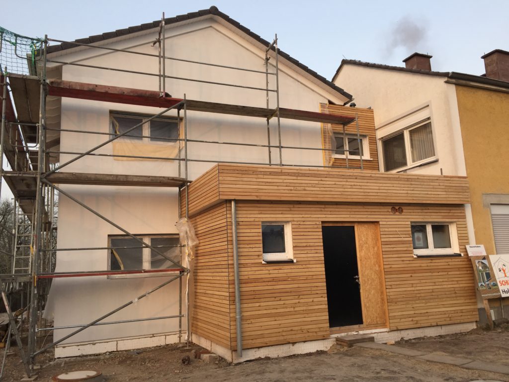 Moderner Anbau am Einfamilienhaus aus Holz - Anbau eines Einfamilienhaus an ein vorhandenes Wohnhaus