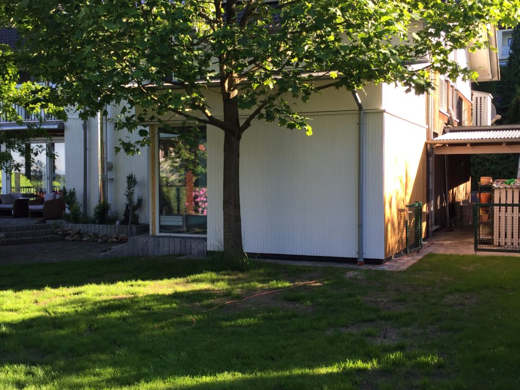 Anbau aus Holz in Oerlinghausen fertiggestellt - Bretterfassade mit vertikal angeordneten Brettern