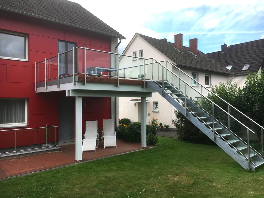 Balkon mit Zugang zum Garten - Eine schicke Fassade und ein Balkon mit Zugang zum Garten.