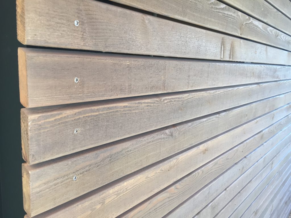 Holzfassade – Vom Spezialisten für Fassaden aus Holz - Die Fassade ist eines der wichtigsten Elemente des Hauses. Sie schützt das Gebäude vor verschiedenen Witterungseinflüssen und gibt durch ihre Gestaltungsfähigkeit dem Gebäude ein individuelles Erscheinungsbild.