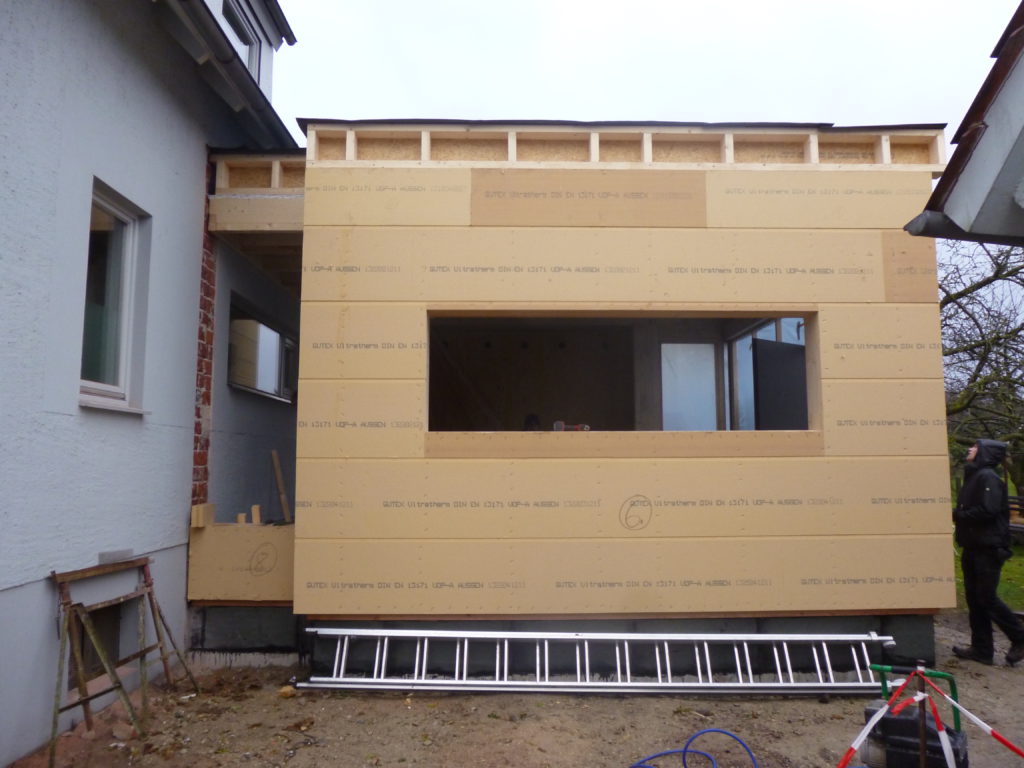 Montage eines weiteren Anbaus aus Holz - Anbau an ein Einfamilienhaus in Detmold