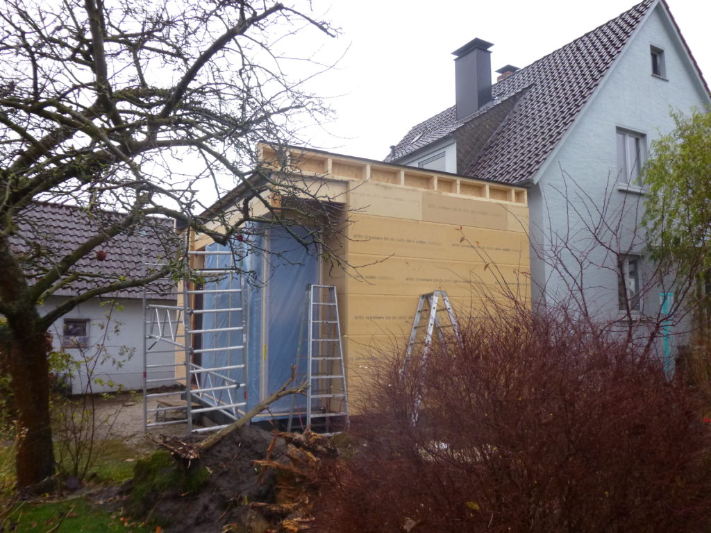 Montage eines weiteren Anbaus aus Holz - Anbau an ein Einfamilienhaus in Detmold