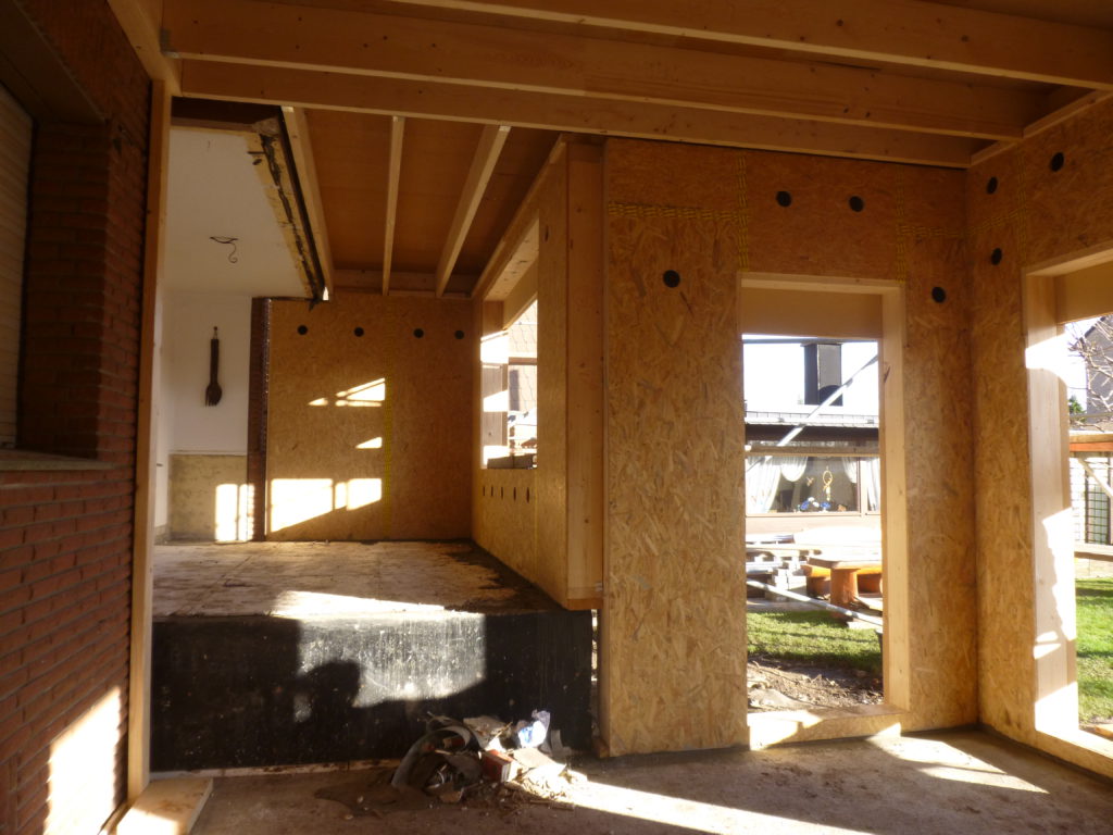 Anbau aus Holz an einem Einfamilienhaus - Diese Woche haben wir mit der Montage eines Anbaus an ein Wohnhaus begonnen.