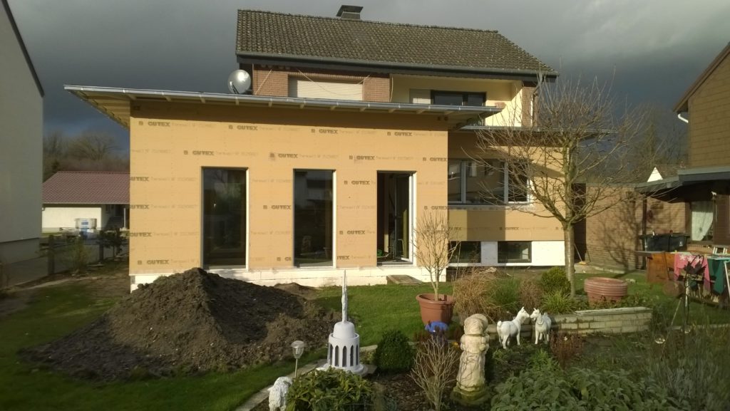 Anbau aus Holz an einem Einfamilienhaus - Diese Woche haben wir mit der Montage eines Anbaus an ein Wohnhaus begonnen.