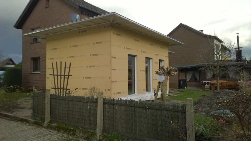 Anbau aus Holz an einem Einfamilienhaus - Diese Woche haben wir mit der Montage eines Anbaus an ein Wohnhaus begonnen.