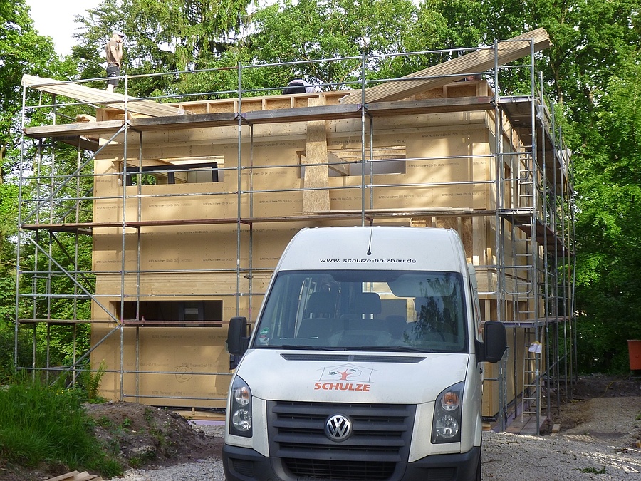 Einfamilienhaus aus Holz in Detmold - Die Dachkonstruktion des Einfamilienhauses in Detmold wurde montiert.