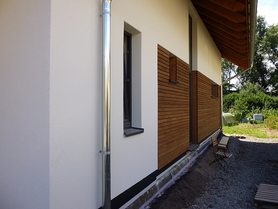 Ein neues Fertighaus in Lage - Die Fassadenarbeiten an dem Einfamilienhaus in Lage sind abgeschlossen. Zusätzlich wurde auch noch ein Carport montiert.